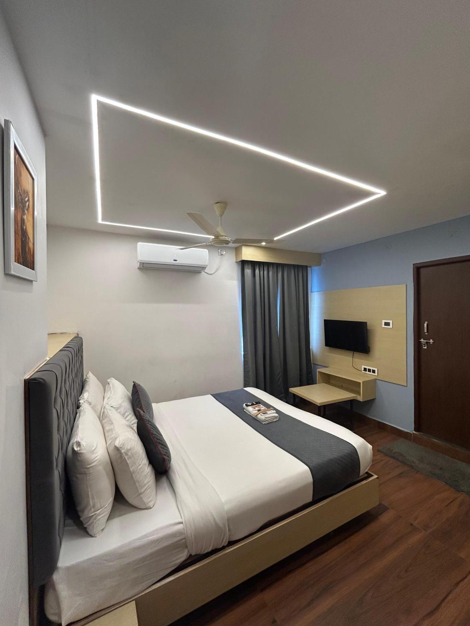 Wild Wings Premium Hotel Hyderabad Exterior foto
